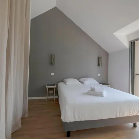 Les Petits Pieds Sables 아파트